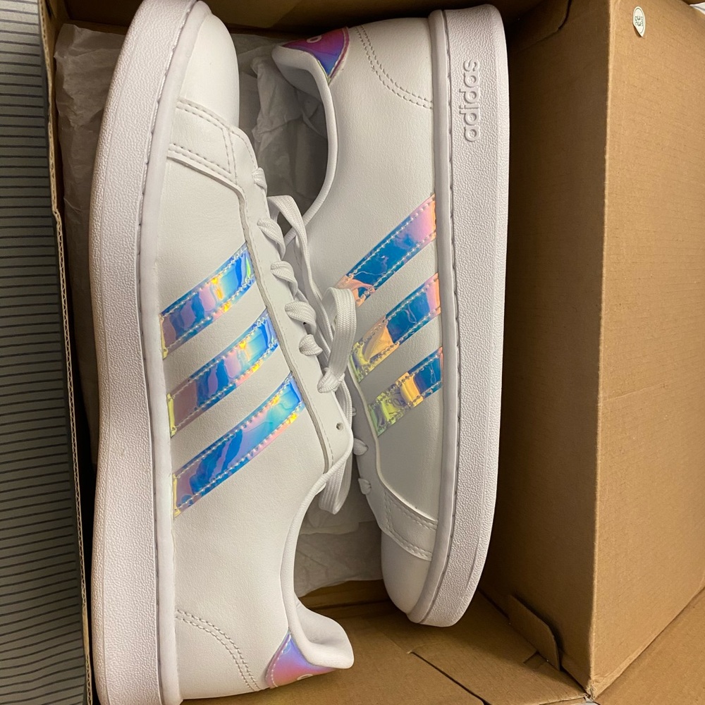 NWT  IRIDESCENT ADIDAS GRAND COURT WOMEN'S SIZE 10